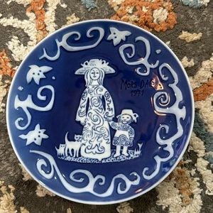 Royal Copenhagen Denmark 1971 Mother's Day‎ Plate Baby Mother Blue White 6”